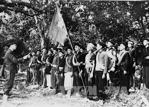 Đại tướng Võ Nguyên Giáp đọc Quân lệnh số I Quyết định thành lập đội Việt Nam tuyên truyền Giải Phóng quân (22/12/1944). Ảnh: Tư liệu – TTXVN